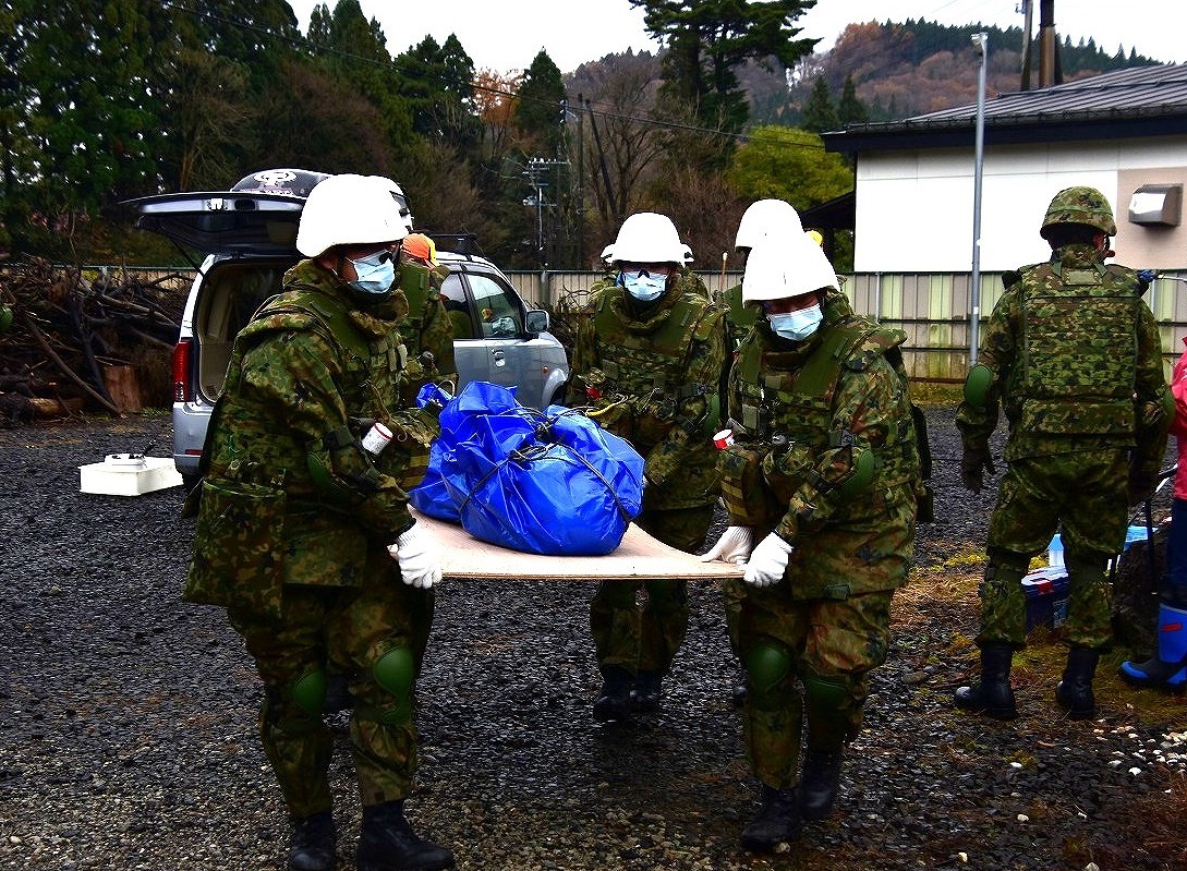 駆除後のクマ運搬